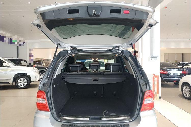 Used Mercedes-Benz M-Class 2010 ML 300 4MATIC Trunk