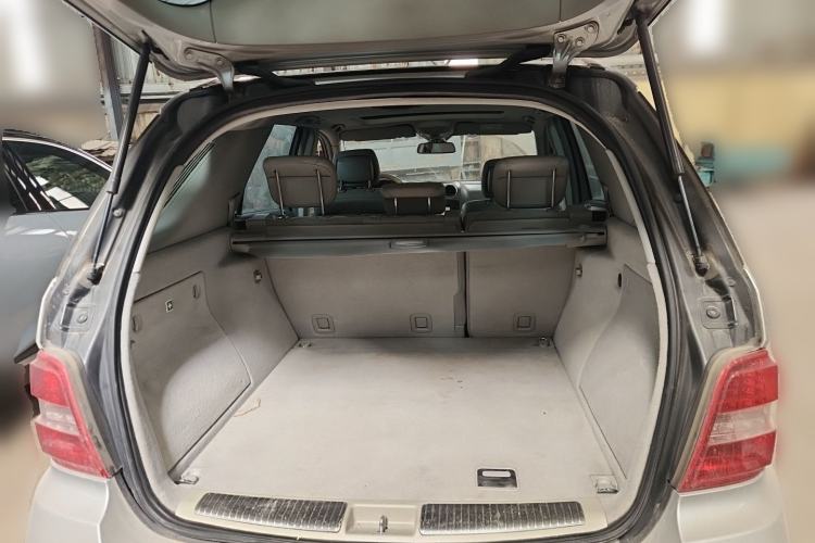 Used Mercedes-Benz M-Class 2010 ML 300 4MATIC Trunk