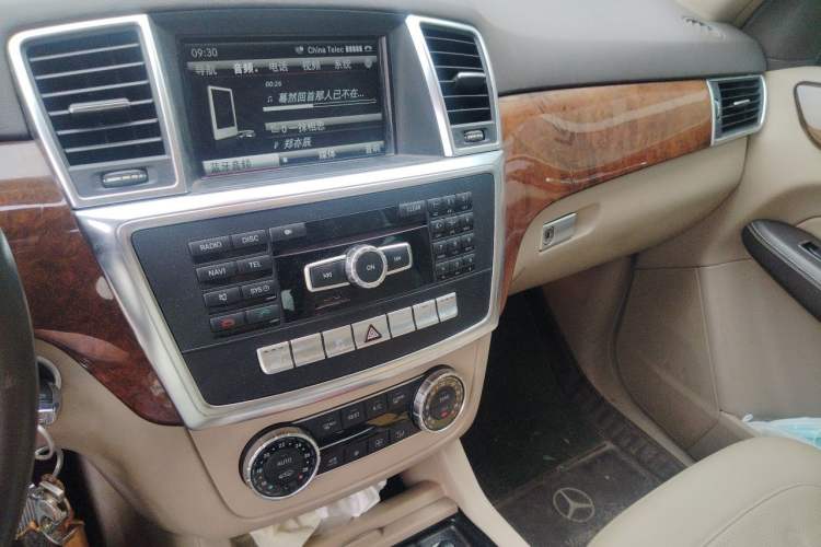 Used Mercedes-Benz M-Class 2012 ML 350 Sport Edition Audio And AC Panel