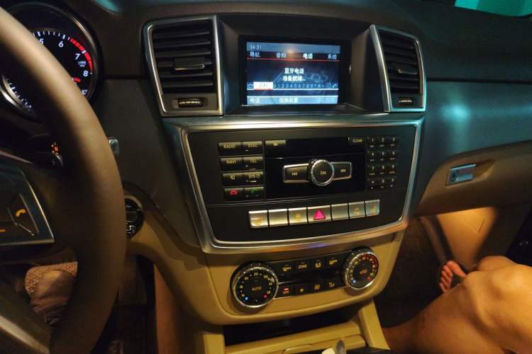 Used Mercedes-Benz M-Class 2012 ML 300 Audio And AC Panel