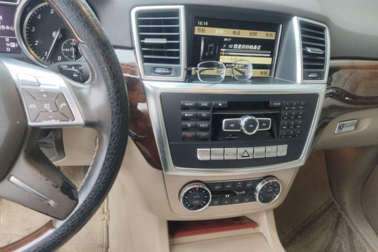 Used Mercedes-Benz M-Class 2012 ML 350 Luxury Edition Audio And AC Panel