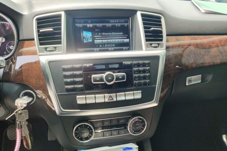 Used Mercedes-Benz M-Class 2012 ML 350 Luxury Edition Audio And AC Panel