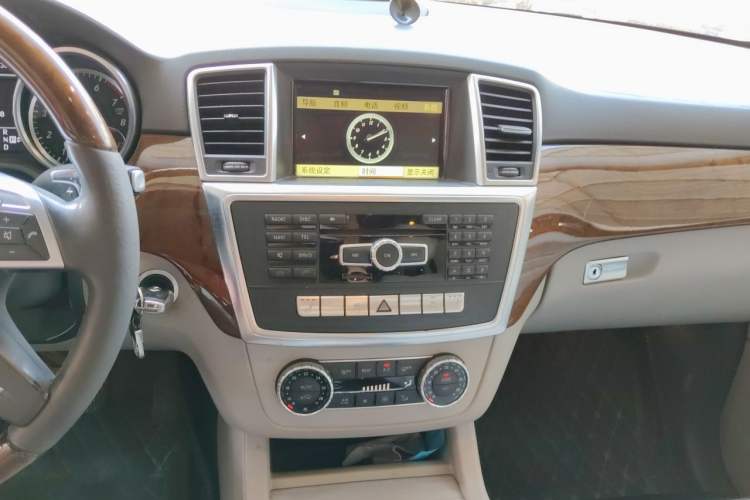 Used Mercedes-Benz M-Class 2012 ML 350 Luxury Edition Audio And AC Panel