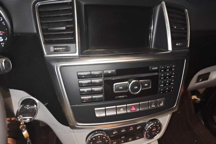 Used Mercedes-Benz M-Class 2012 ML 350 Sport Edition Audio And AC Panel