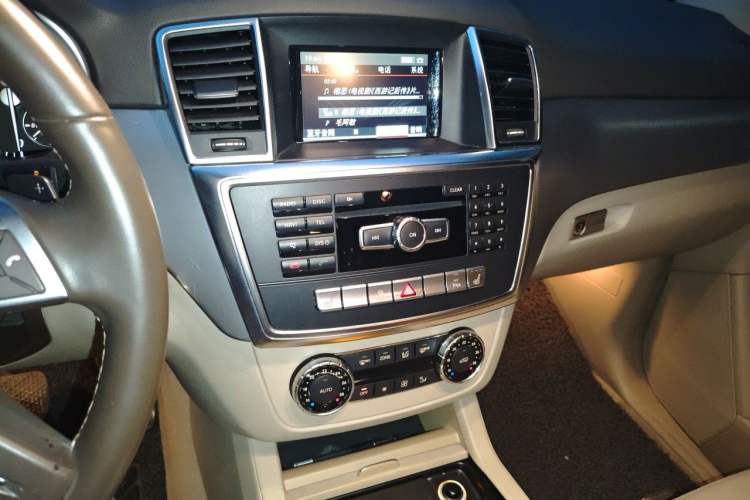 Used Mercedes-Benz M-Class 2012 ML 300 Audio And AC Panel