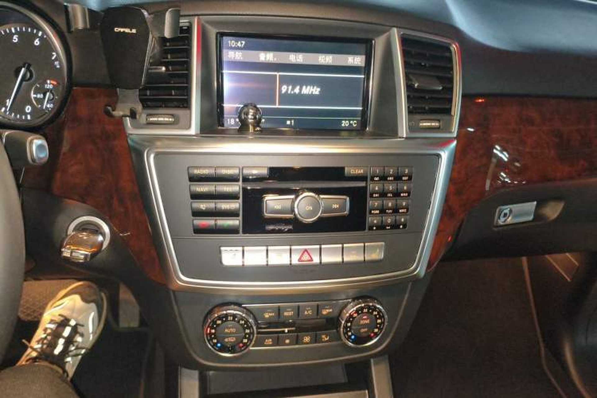 Used Mercedes-Benz M-Class 2012 ML 350 Luxury Edition Audio And AC Panel