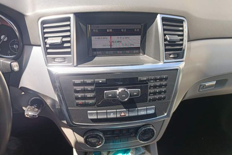 Used Mercedes-Benz M-Class 2012 ML 300 Audio And AC Panel
