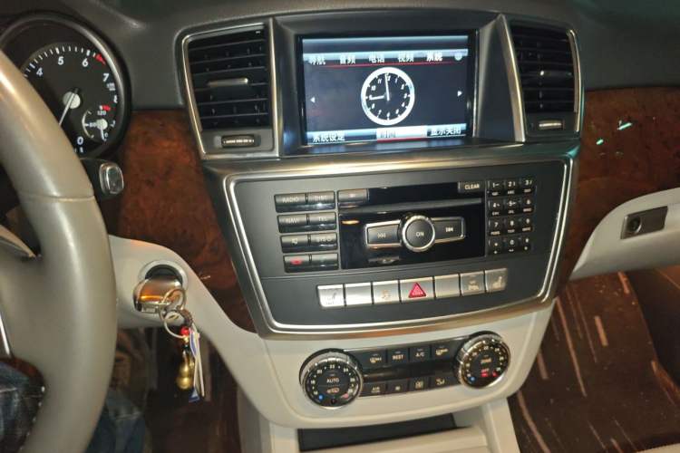 Used Mercedes-Benz M-Class 2012 ML 350 Luxury Edition Audio And AC Panel