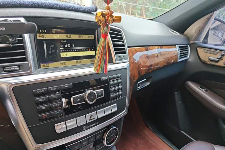 Used Mercedes-Benz M-Class 2012 ML 350 Luxury Edition Audio And AC Panel