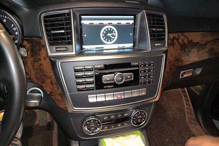 Used Mercedes-Benz M-Class 2012 ML 350 Luxury Edition Audio And AC Panel