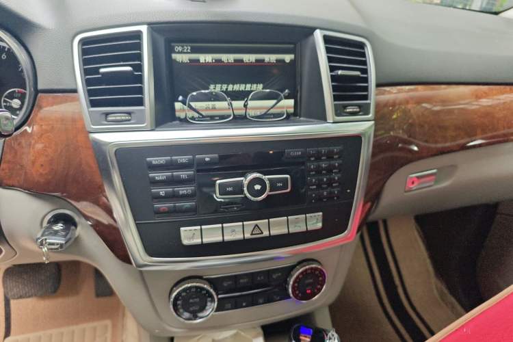 Used Mercedes-Benz M-Class 2012 ML 350 Sport Edition Audio And AC Panel