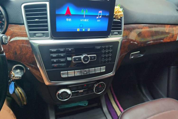 Used Mercedes-Benz M-Class 2012 ML 350 Sport Edition Audio And AC Panel