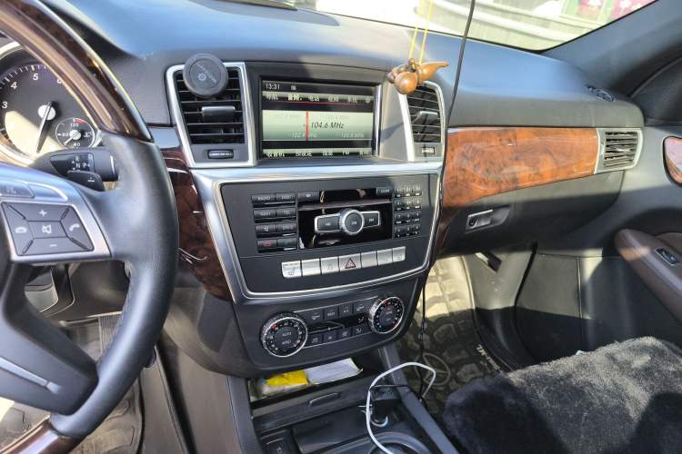 Used Mercedes-Benz M-Class 2012 ML 350 Luxury Edition Audio And AC Panel
