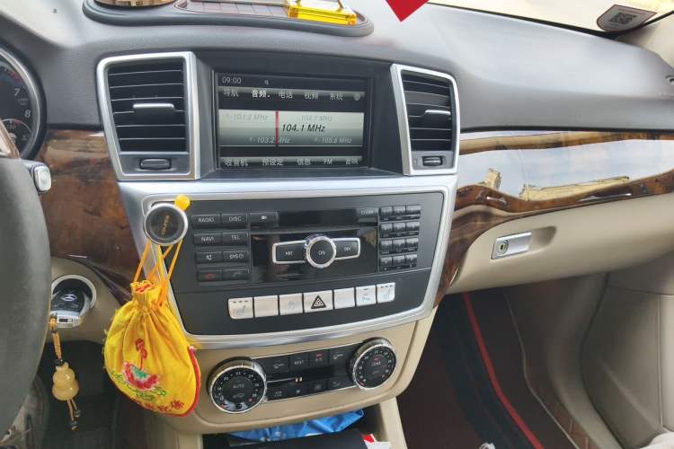Used Mercedes-Benz M-Class 2012 ML 350 Luxury Edition Audio And AC Panel