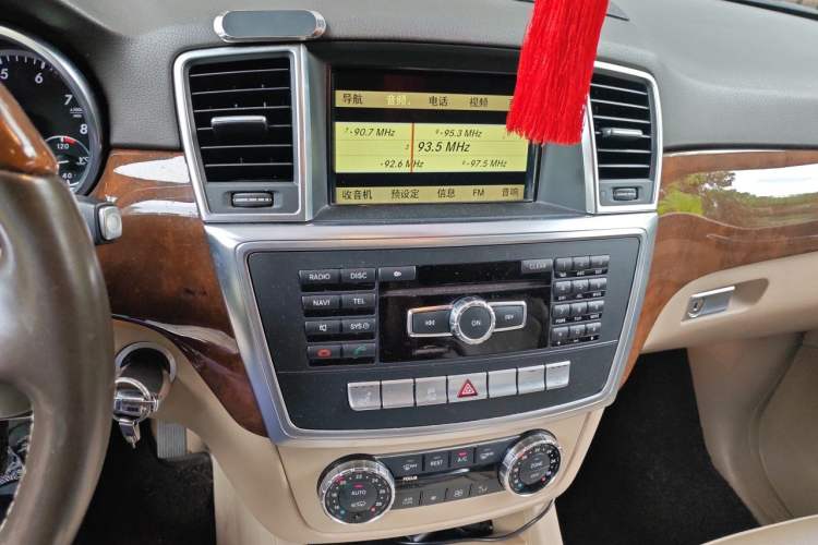 Used Mercedes-Benz M-Class 2012 ML 350 Luxury Edition Audio And AC Panel