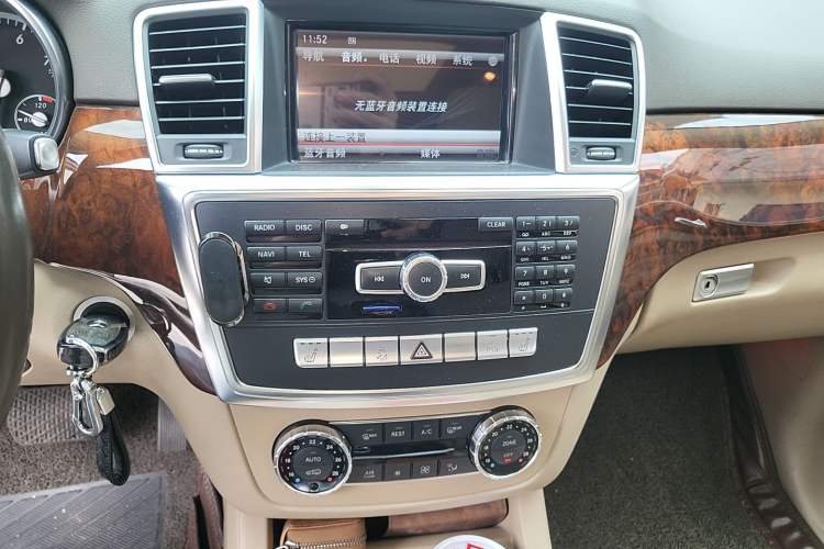 Used Mercedes-Benz M-Class 2012 ML 350 Sport Edition Audio And AC Panel
