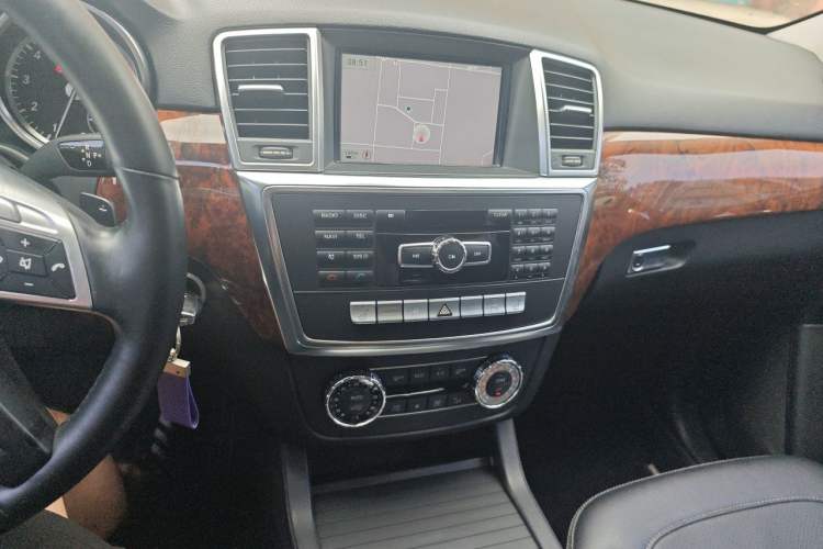 Used Mercedes-Benz M-Class 2012 ML 350 Sport Edition Audio And AC Panel