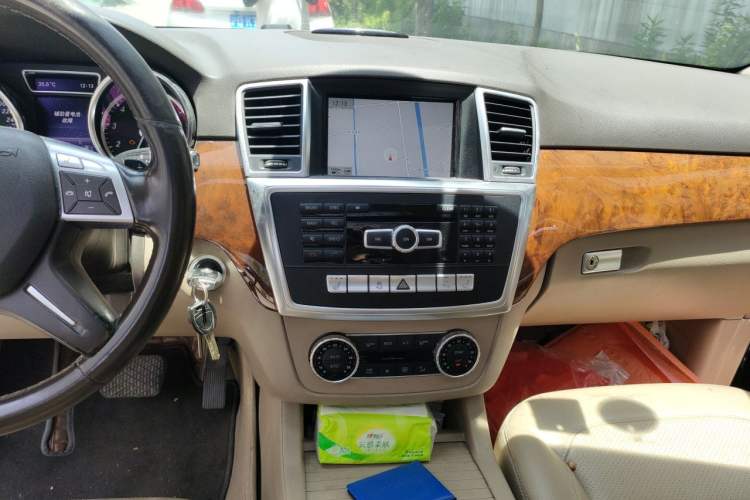 Used Mercedes-Benz M-Class 2012 ML 350 Sport Edition Audio And AC Panel