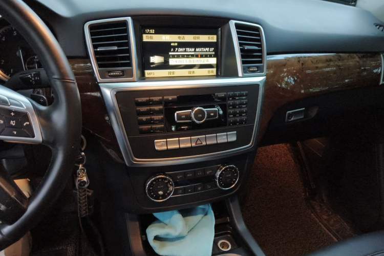 Used Mercedes-Benz M-Class 2012 ML 350 Sport Edition Audio And AC Panel