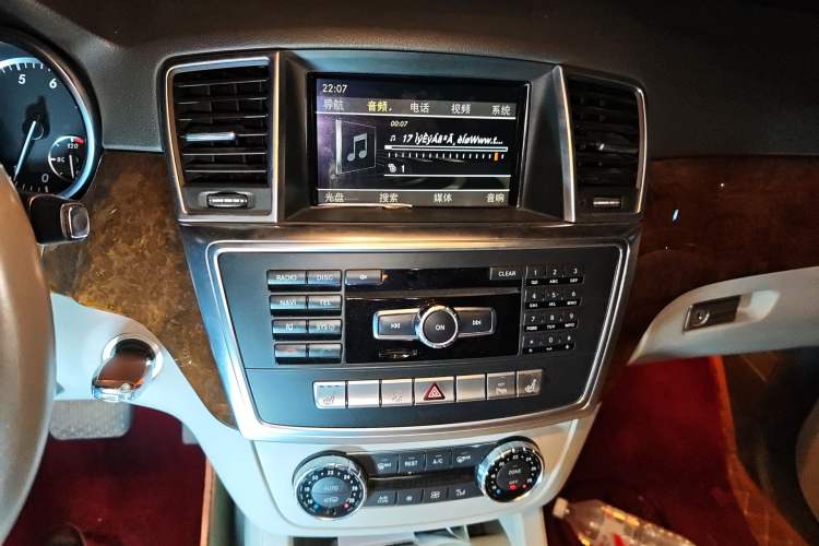 Used Mercedes-Benz M-Class 2012 ML 350 Luxury Edition Audio And AC Panel