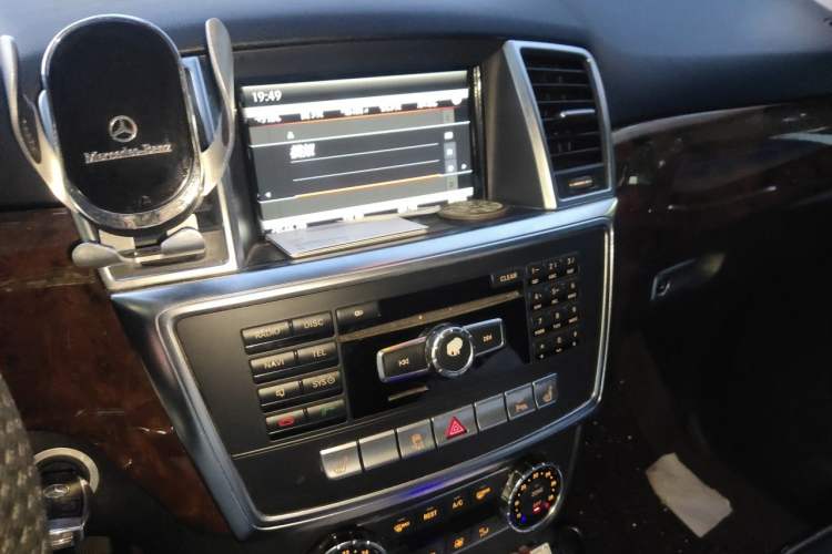 Used Mercedes-Benz M-Class 2012 ML 350 Luxury Edition Audio And AC Panel