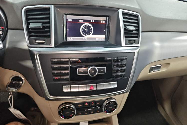 Used Mercedes-Benz M-Class 2012 ML 300 Audio And AC Panel