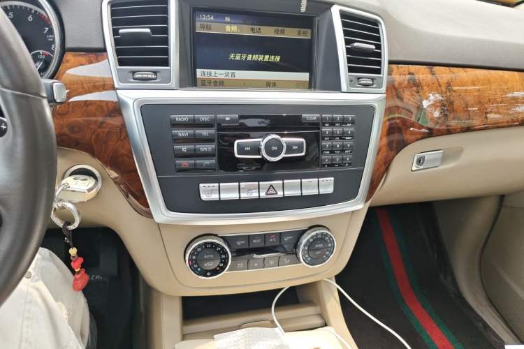 Used Mercedes-Benz M-Class 2012 ML 350 Sport Edition Audio And AC Panel