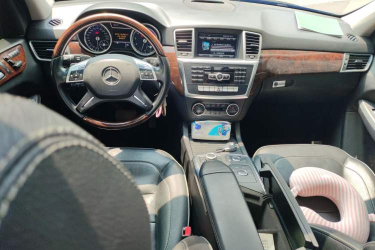Used Mercedes-Benz M-Class 2012 ML 350 Luxury Edition Center Console