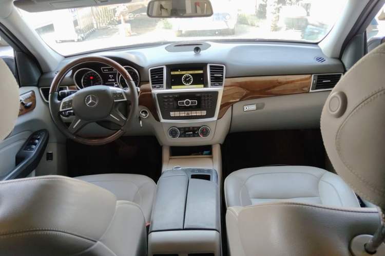 Used Mercedes-Benz M-Class 2012 ML 350 Luxury Edition Center Console