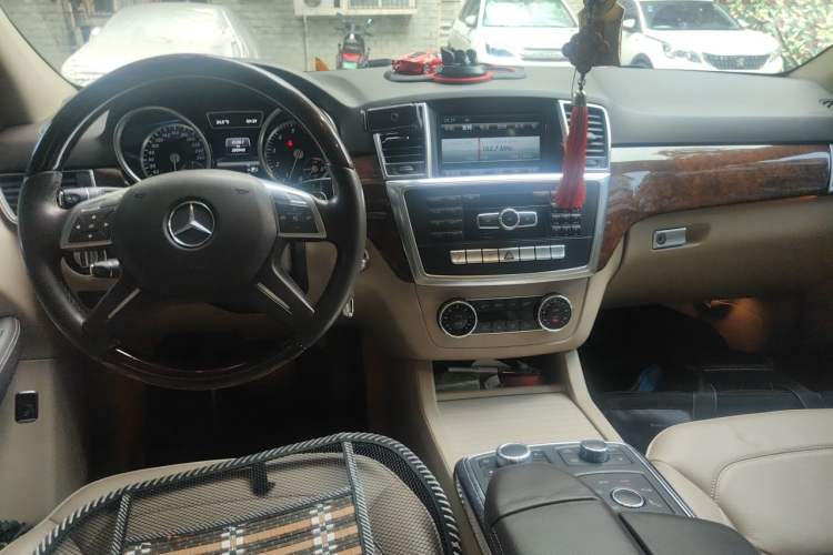 Used Mercedes-Benz M-Class 2012 ML 350 Luxury Edition Center Console