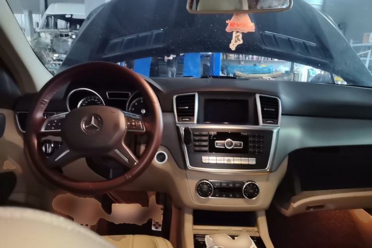 Used Mercedes-Benz M-Class 2012 ML 300 Center Console