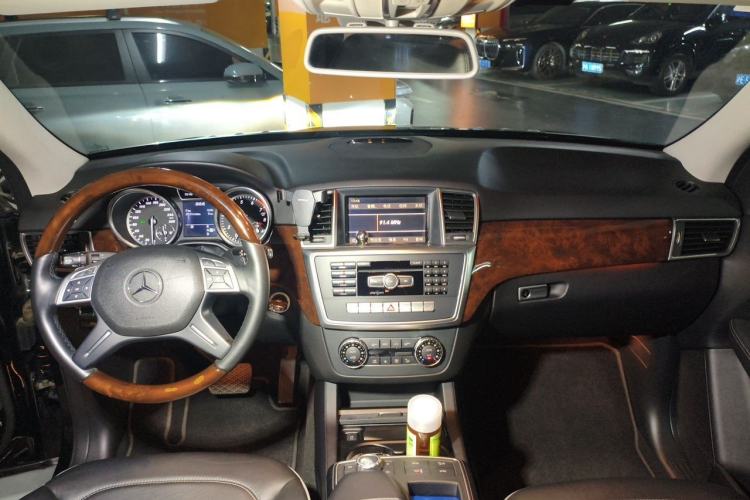 Used Mercedes-Benz M-Class 2012 ML 350 Luxury Edition Center Console