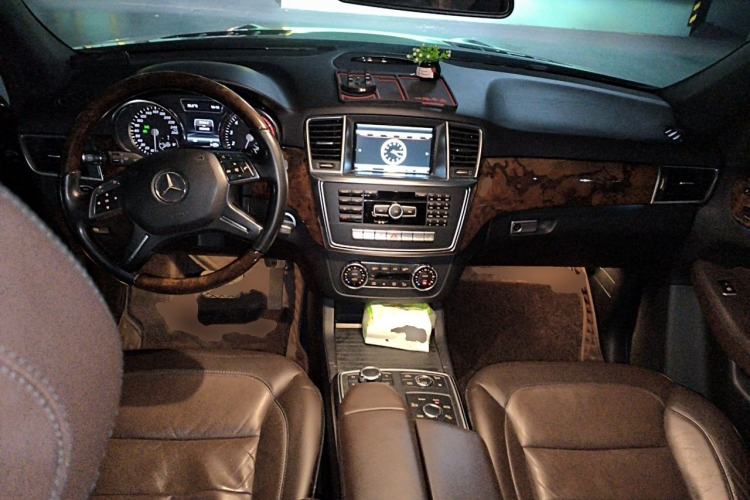 Used Mercedes-Benz M-Class 2012 ML 350 Luxury Edition Center Console