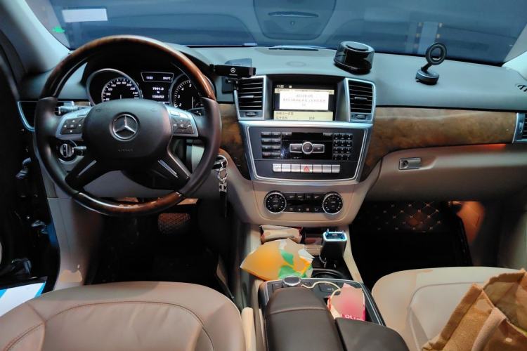 Used Mercedes-Benz M-Class 2012 ML 350 Luxury Edition Center Console