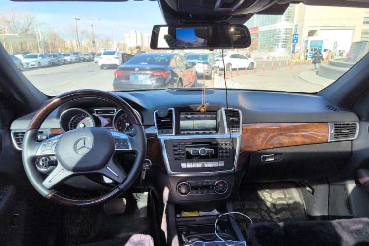 Used Mercedes-Benz M-Class 2012 ML 350 Luxury Edition Center Console