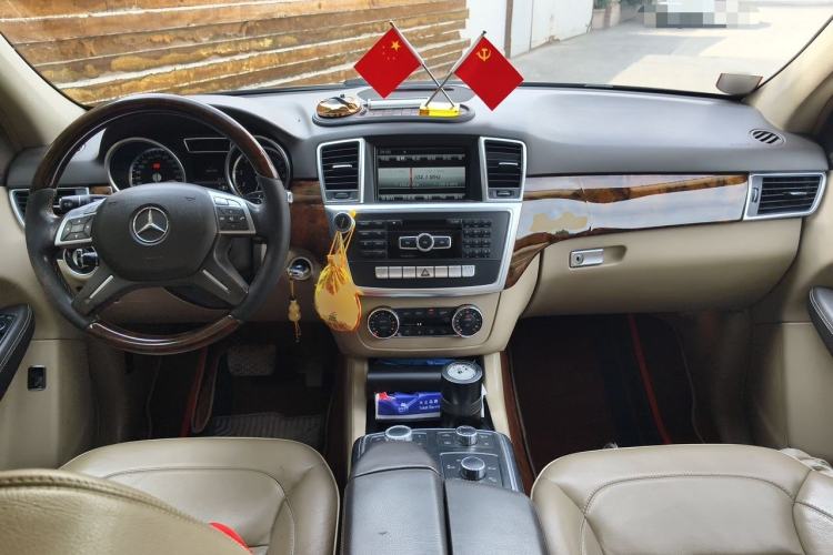 Used Mercedes-Benz M-Class 2012 ML 350 Luxury Edition Center Console