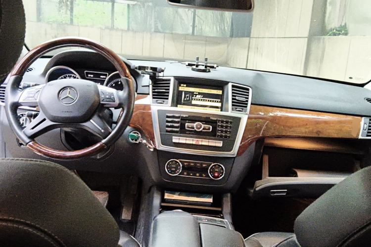 Used Mercedes-Benz M-Class 2012 ML 350 Luxury Edition Center Console