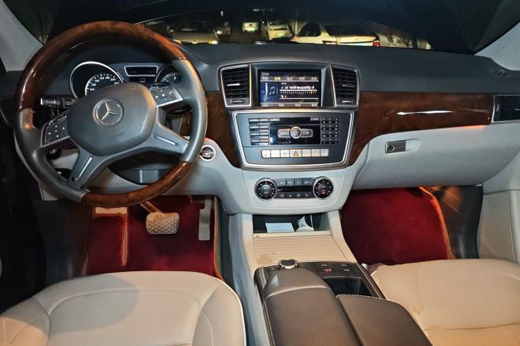 Used Mercedes-Benz M-Class 2012 ML 350 Luxury Edition Center Console