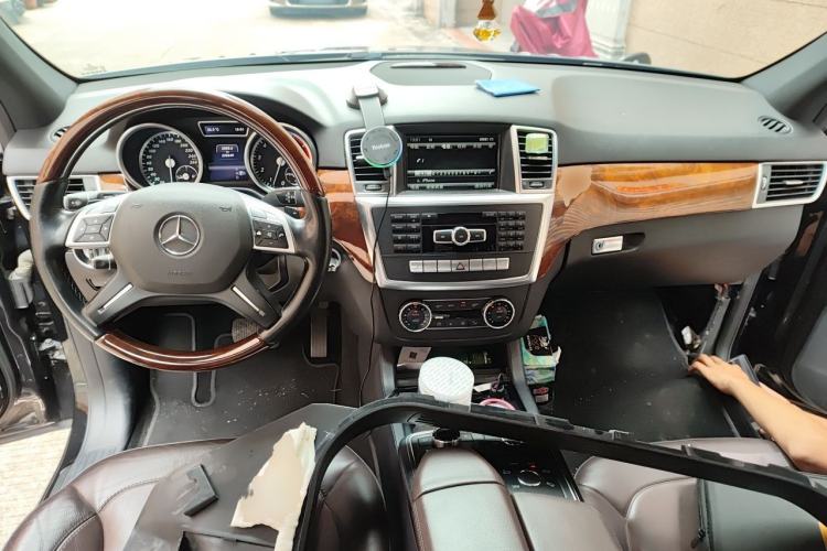 Used Mercedes-Benz M-Class 2012 ML 350 Luxury Edition Center Console