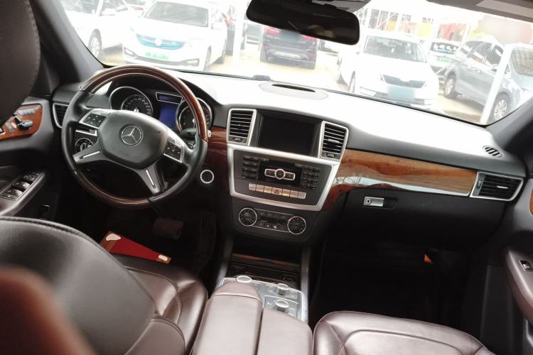 Used Mercedes-Benz M-Class 2012 ML 350 Luxury Edition Center Console