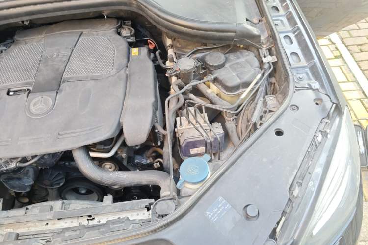 Used Mercedes-Benz M-Class 2012 ML 350 Luxury Edition Engine Bay Left