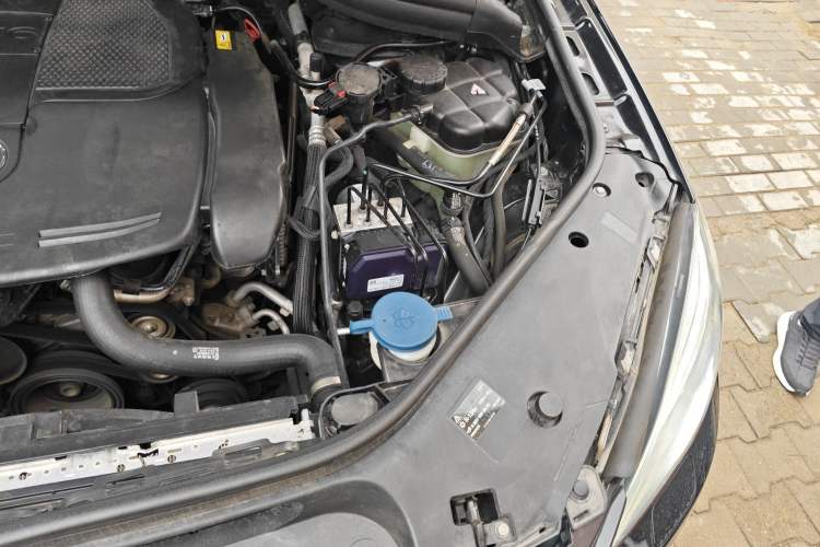 Used Mercedes-Benz M-Class 2012 ML 350 Luxury Edition Engine Bay Left