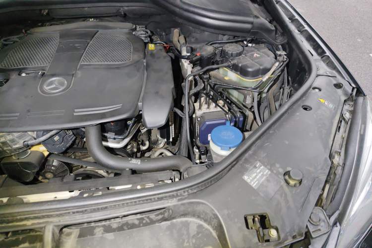 Used Mercedes-Benz M-Class 2012 ML 300 Engine Bay Left