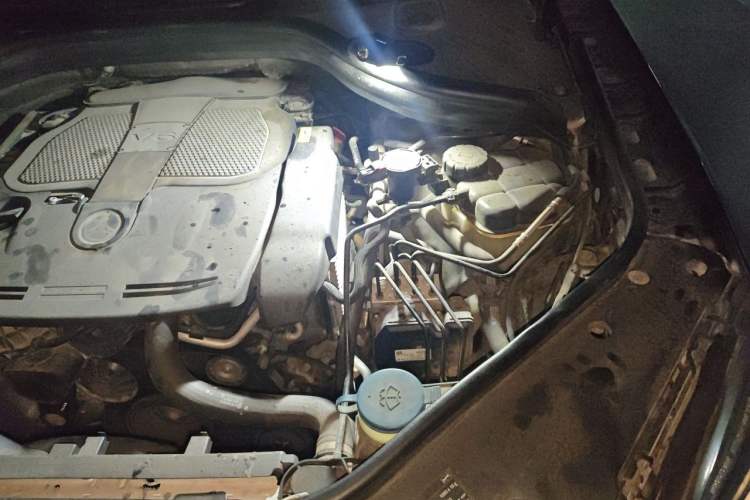 Used Mercedes-Benz M-Class 2012 ML 350 Luxury Edition Engine Bay Left