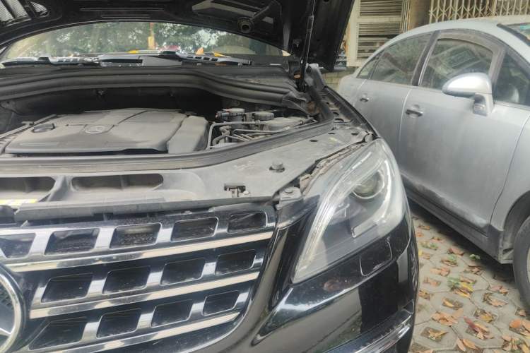 Used Mercedes-Benz M-Class 2012 ML 350 Luxury Edition Engine Bay Left