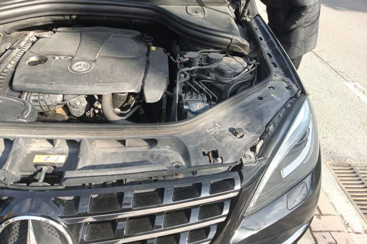 Used Mercedes-Benz M-Class 2012 ML 300 Engine Bay Left