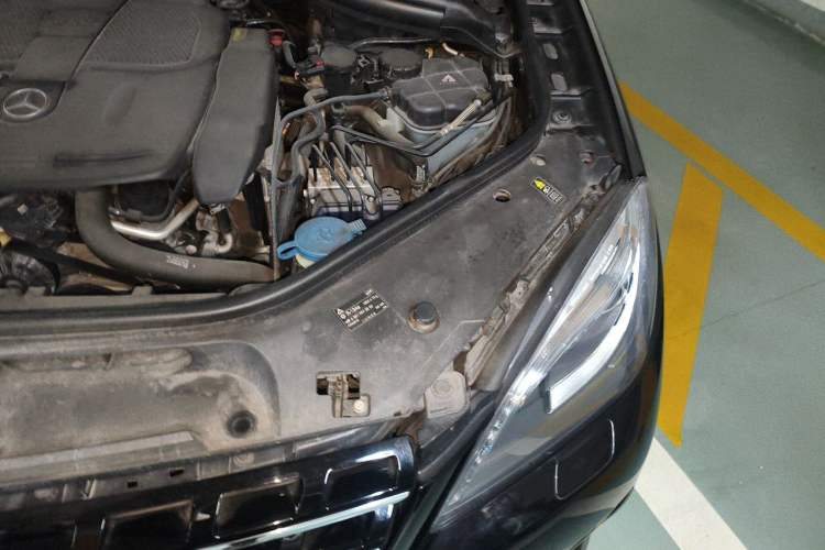 Used Mercedes-Benz M-Class 2012 ML 350 Luxury Edition Engine Bay Left