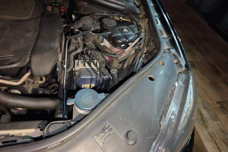 Used Mercedes-Benz M-Class 2012 ML 350 Luxury Edition Engine Bay Left
