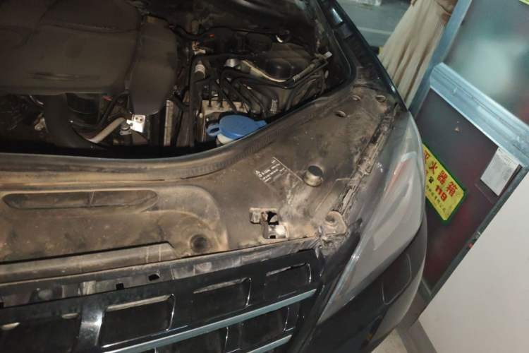 Used Mercedes-Benz M-Class 2012 ML 350 Luxury Edition Engine Bay Left