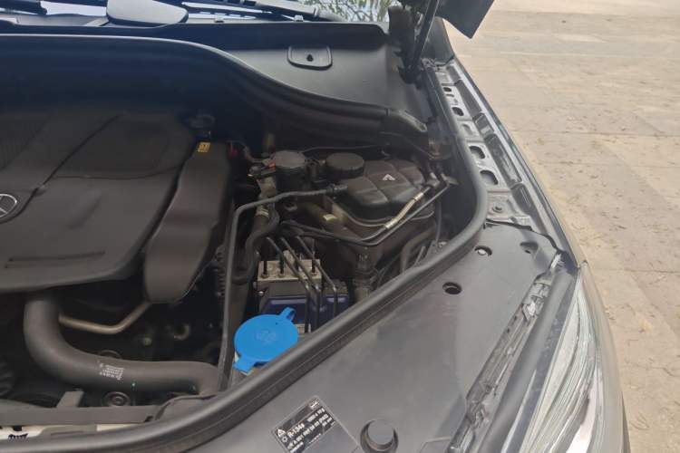 Used Mercedes-Benz M-Class 2012 ML 350 Luxury Edition Engine Bay Left